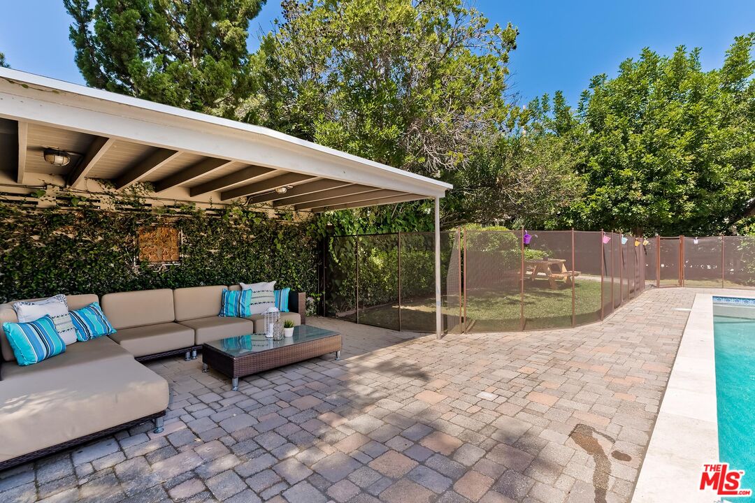 929 Mesa Verde Road Pasadena, CA 91105 - Photo 39 of 51 a view of backyard with seating space