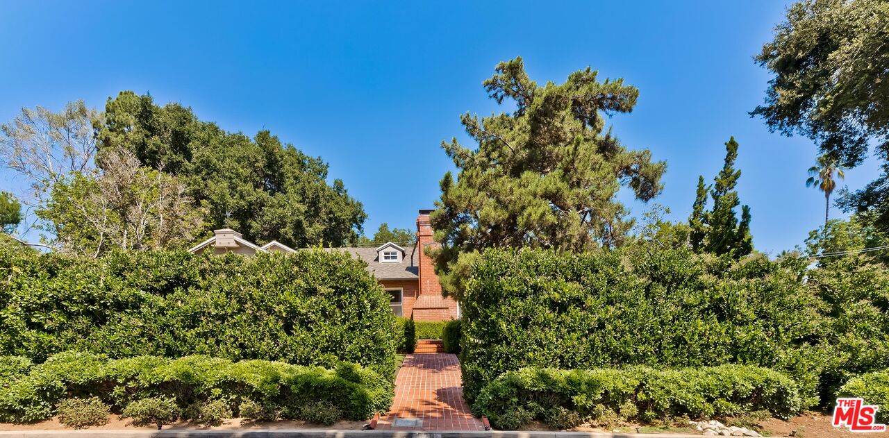 929 Mesa Verde Road Pasadena, CA 91105 - Photo 4 of 51 a view of a garden with plants