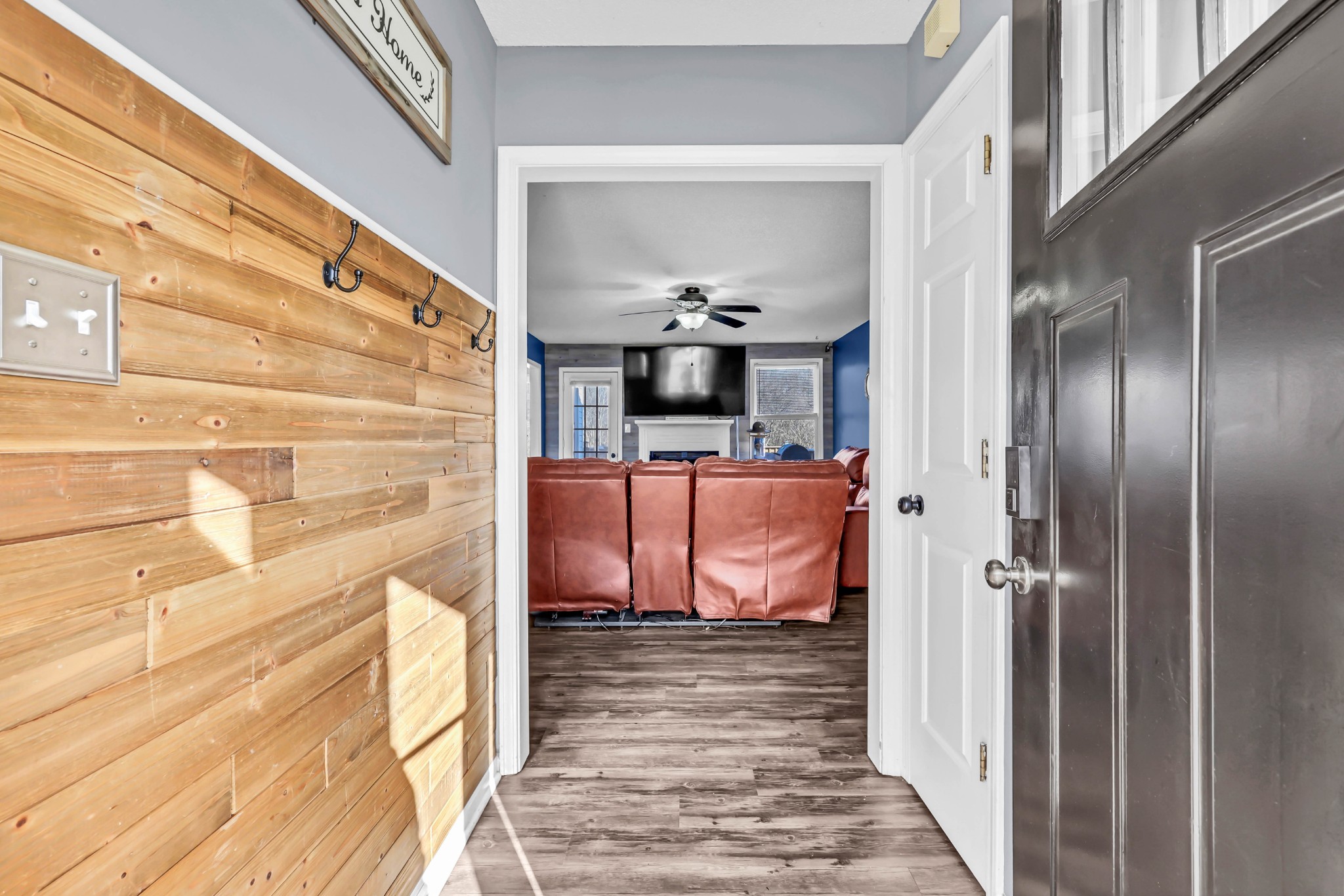 1440 McClardy Road Clarksville, TN 37042 - Photo 5 of 33 a bathroom with a sink and mirror