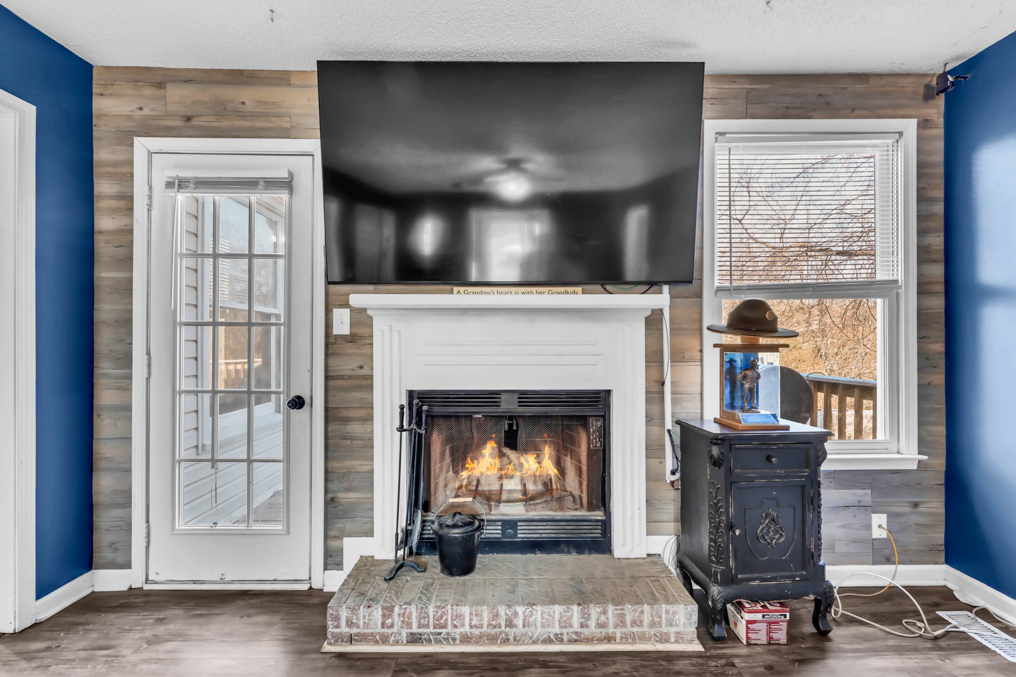 1440 McClardy Road Clarksville, TN 37042 - Photo 7 of 33 a living room with furniture and a fireplace