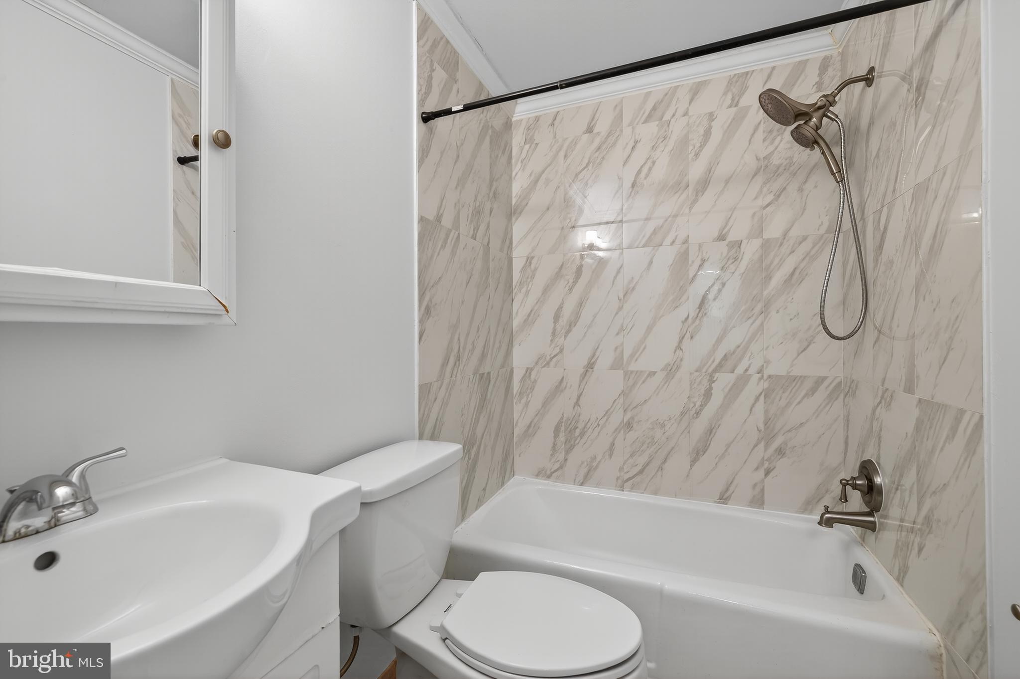 9961 Lake Landing Road Gaithersburg, MD 20886 - Photo 19 of 40 a bathroom with a sink toilet and bathtub