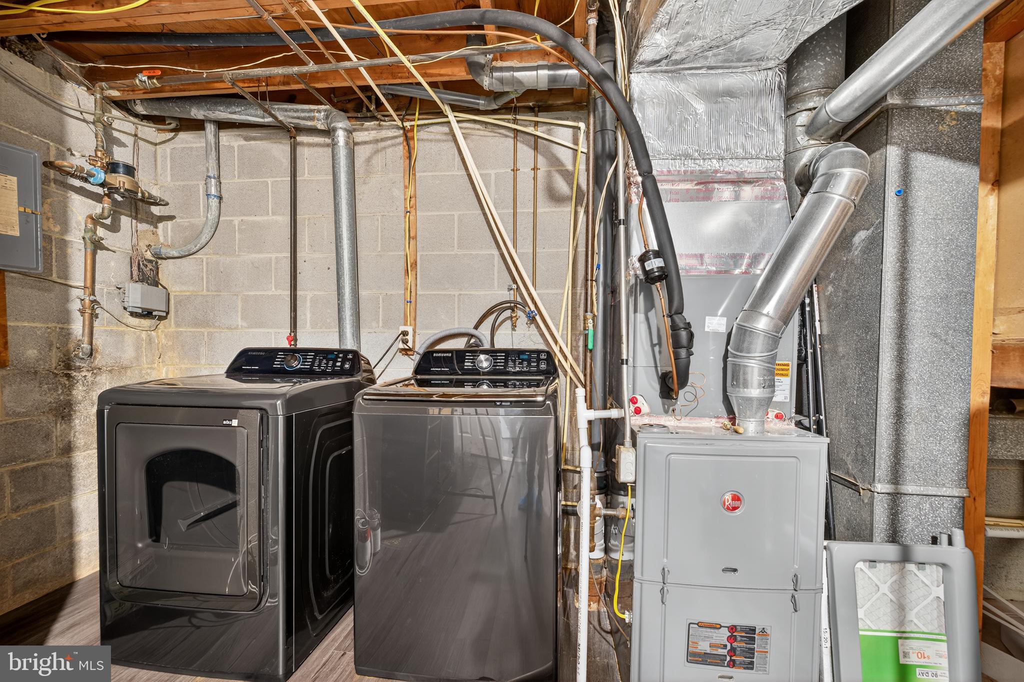 9961 Lake Landing Road Gaithersburg, MD 20886 - Photo 21 of 40 a utility room with dryer and washer