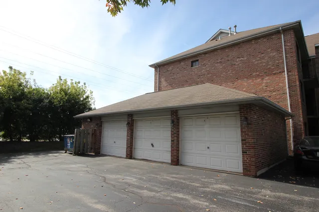 $222,000 | 5111 Deblin Lane, Unit 3B, Oak Lawn, IL 60453