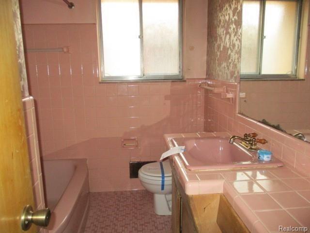 18977 Burt Road Detroit, MI 48219 - Photo 10 of 14 BATHROOM.JPG