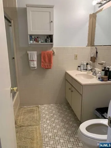 $2,500 | 825 Riverside Avenue, Unit 201, Lyndhurst, NJ 07071