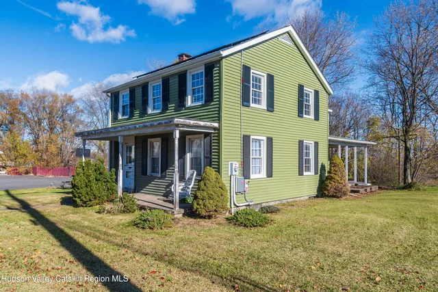 a view of a house with yard and plants