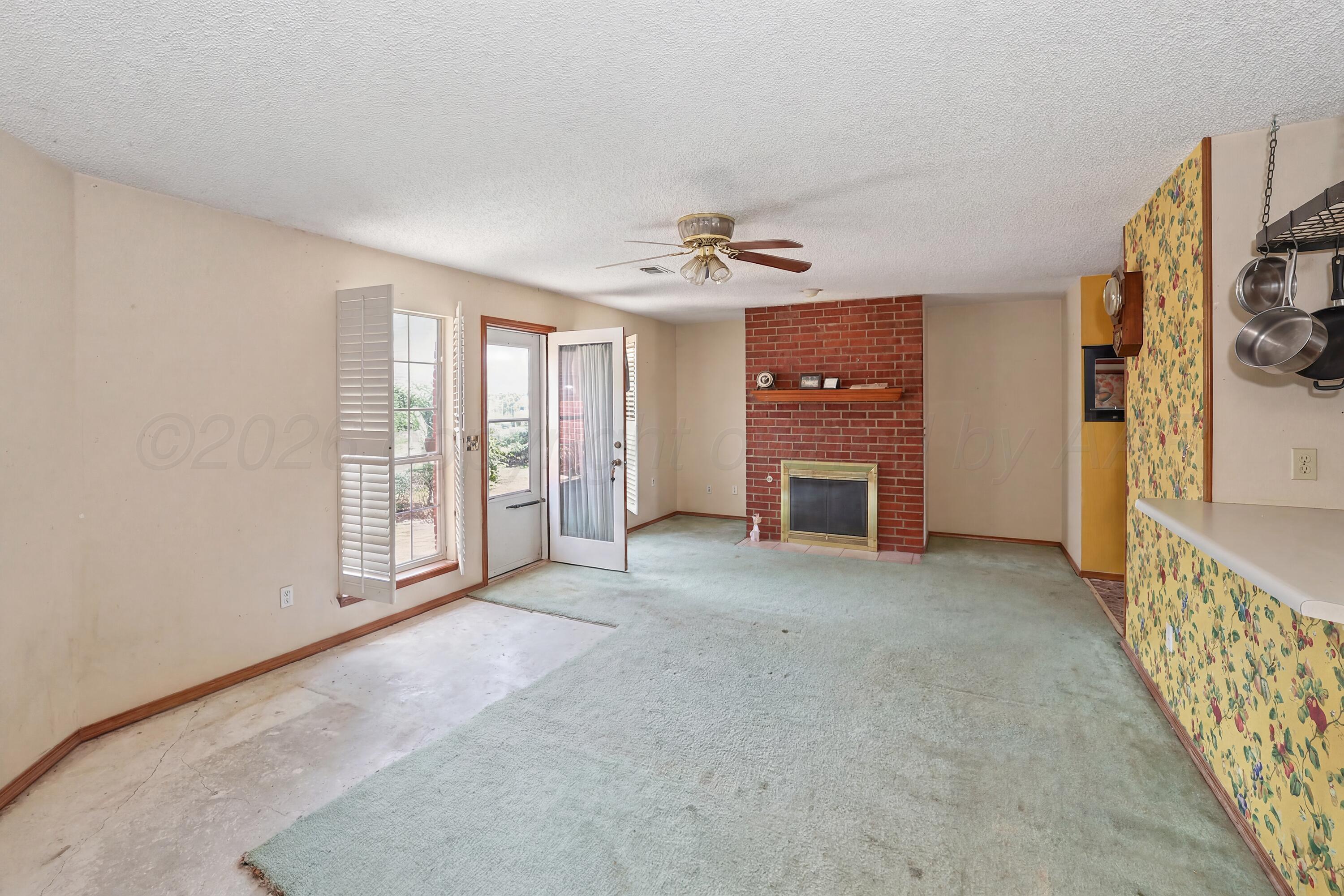 1001 Sterling Drive Amarillo, TX 79110 - Photo 4 of 25 4-Living Area-Empty
