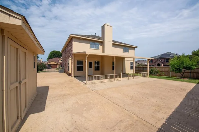 a view of a house with backyard and porch