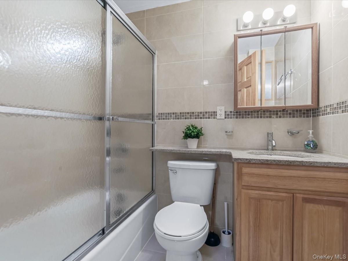 11109 75th Road Queens, NY 11375 - Photo 17 of 29 2nd Fl Bath