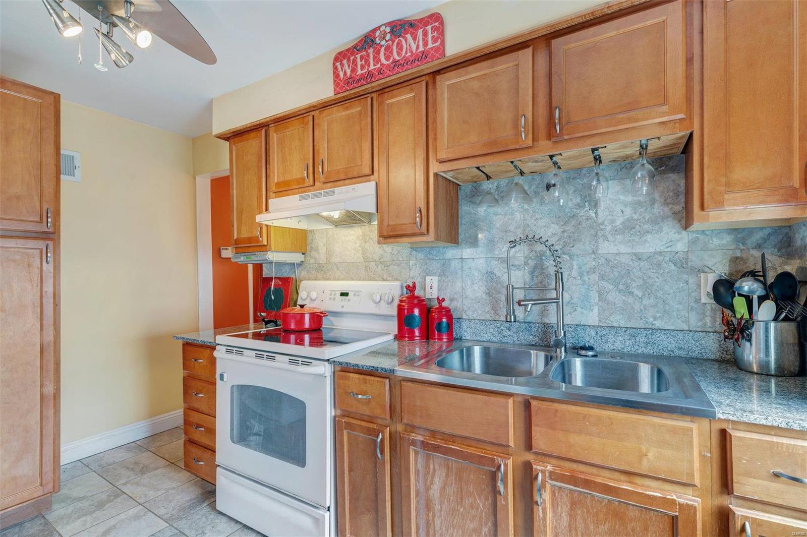 9422 MacKenzie Road St. Louis, MO 63123 - Photo 13 of 33