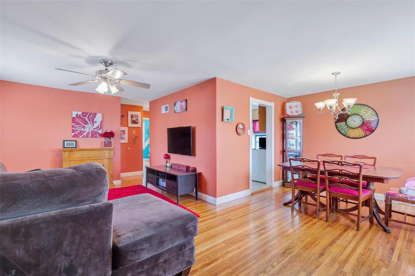 9422 MacKenzie Road St. Louis, MO 63123 - Photo 6 of 33
