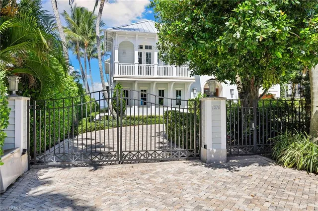 a view of front of house with a small yard