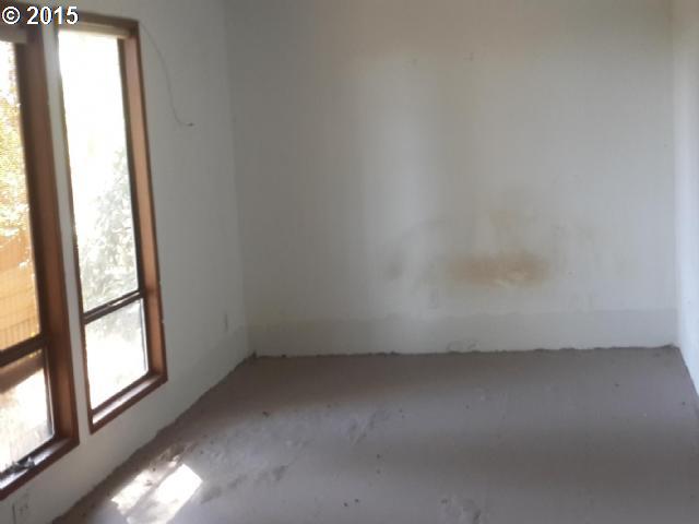 31369 Southwest Heater Road Sherwood, OR 97140 - Photo 3 of 9 an empty room with a window