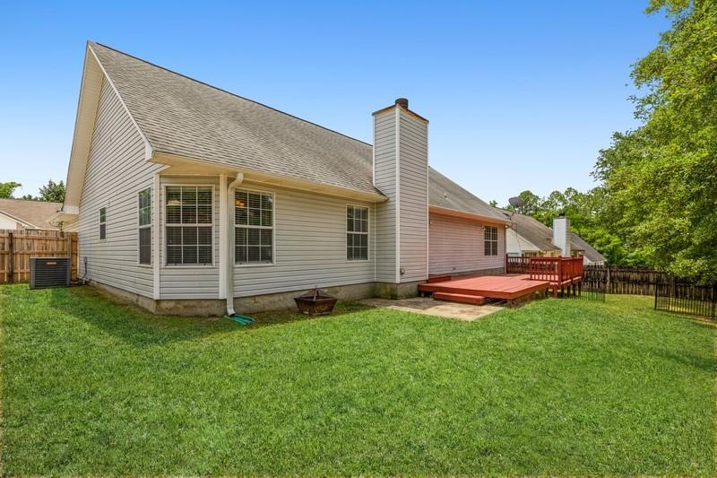 439 Northview Lane Crestview, FL 32536 - Photo 25 of 26 a backyard of a house with table and chairs