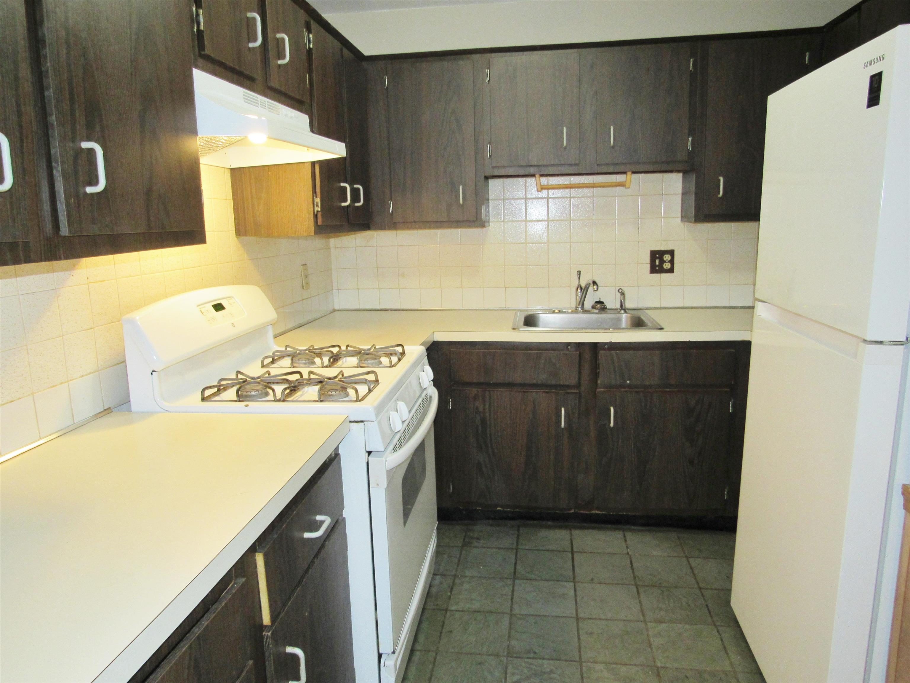 130 Mammoth Road, Unit 8 Hooksett, NH 03106 - Photo 3 of 9
