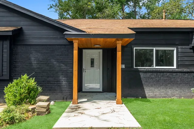 a view of entrance of the house