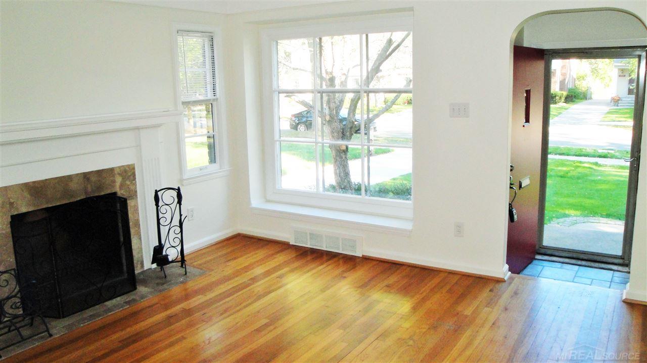 1569 Roslyn Road Grosse Pointe, MI 48236 - Photo 5 of 30 31332490-4.JPG