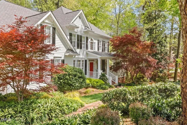 a view of a yard in front of house