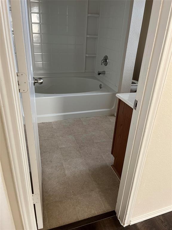 10548 Flagstaff Run Fort Worth, TX 76140 - Photo 15 of 20 a bathroom with a bathtub