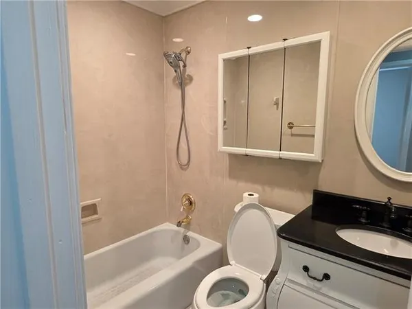 $2,200 | 2108 South Glencove Lane, Terrytown, LA 70056