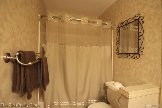 45167 Glengarry Road Canton, MI 48188 - Photo 20 of 39 Full Bathroom