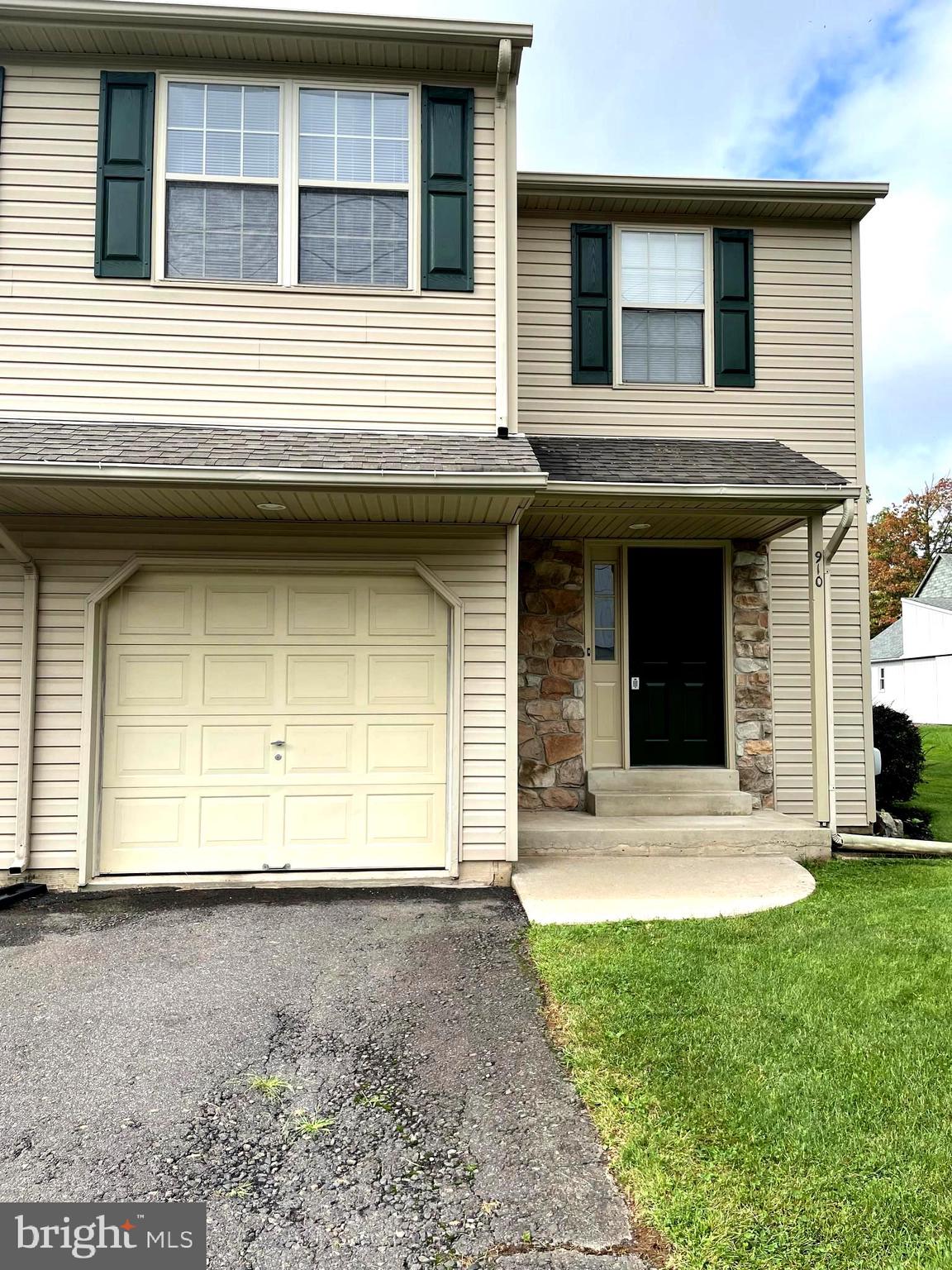 910 Vine Street Perkasie, PA 18944 - Photo 29 of 34 a front view of a house