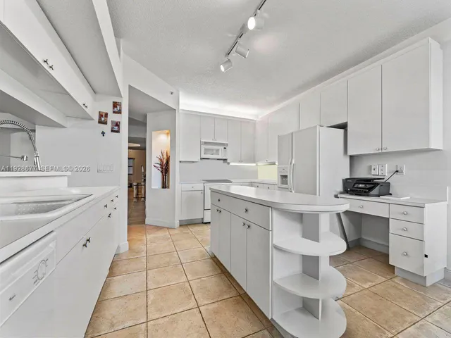 $699,000 | 10750 Northwest 66th Street, Unit 208, Doral, FL 33178