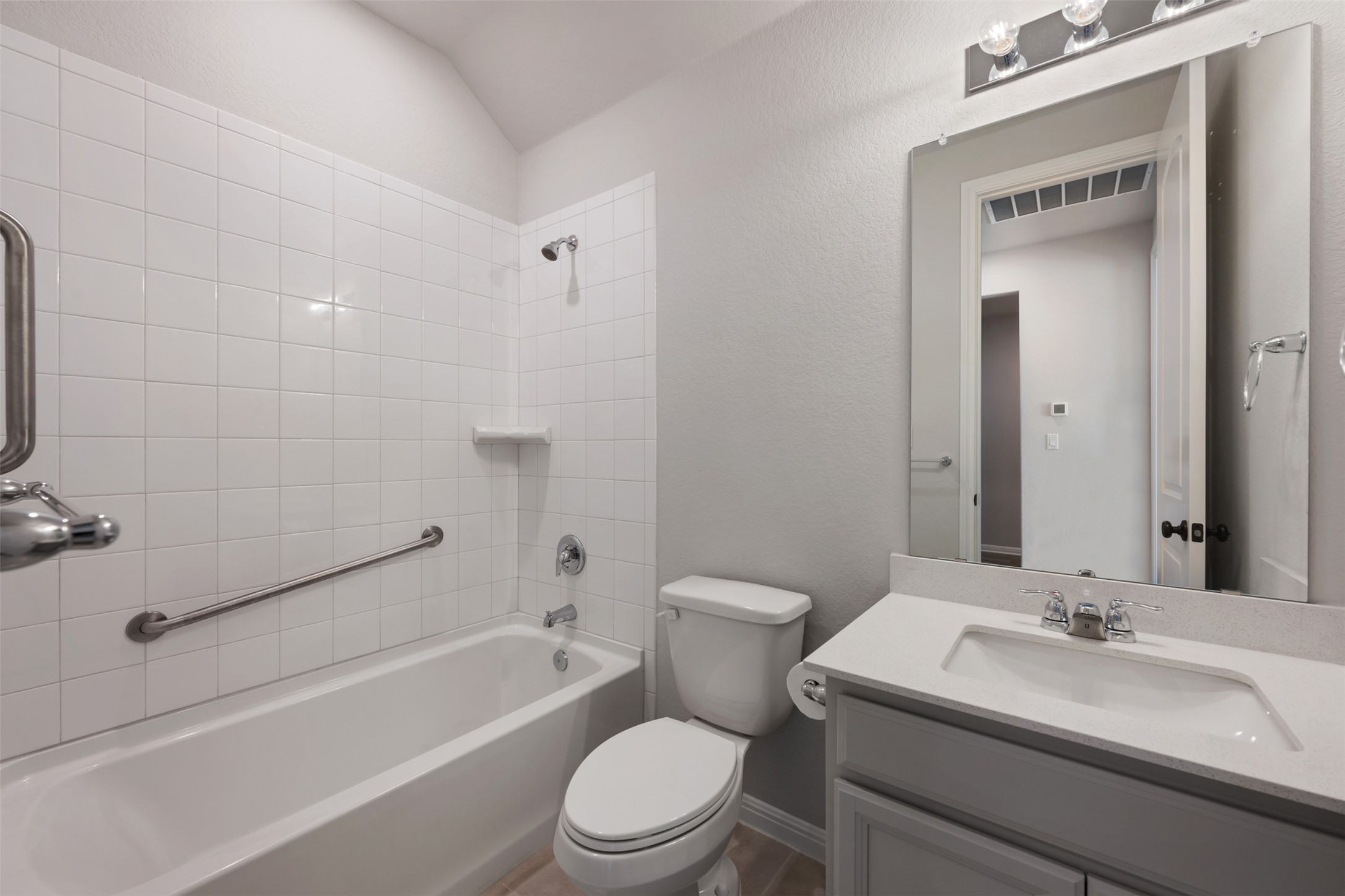 208 Golden Gate Lane Kyle, TX 78640 - Photo 7 of 40 Secondary bathroom