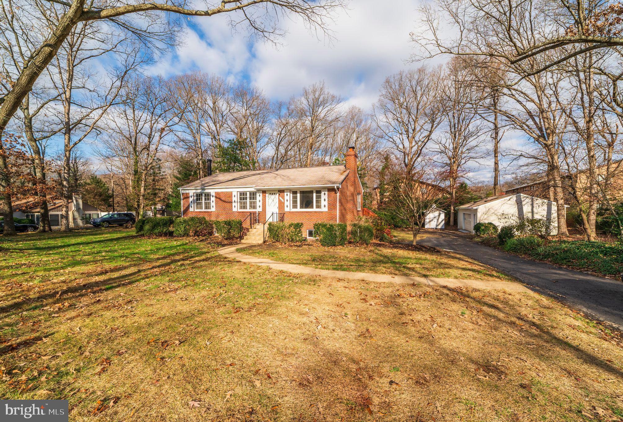 7219 Tanager Street Springfield, VA 22150 - Photo 5 of 55 Beautiful Brick Rambler w/ long driveway