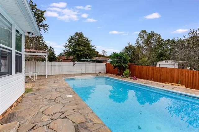 a view of a backyard