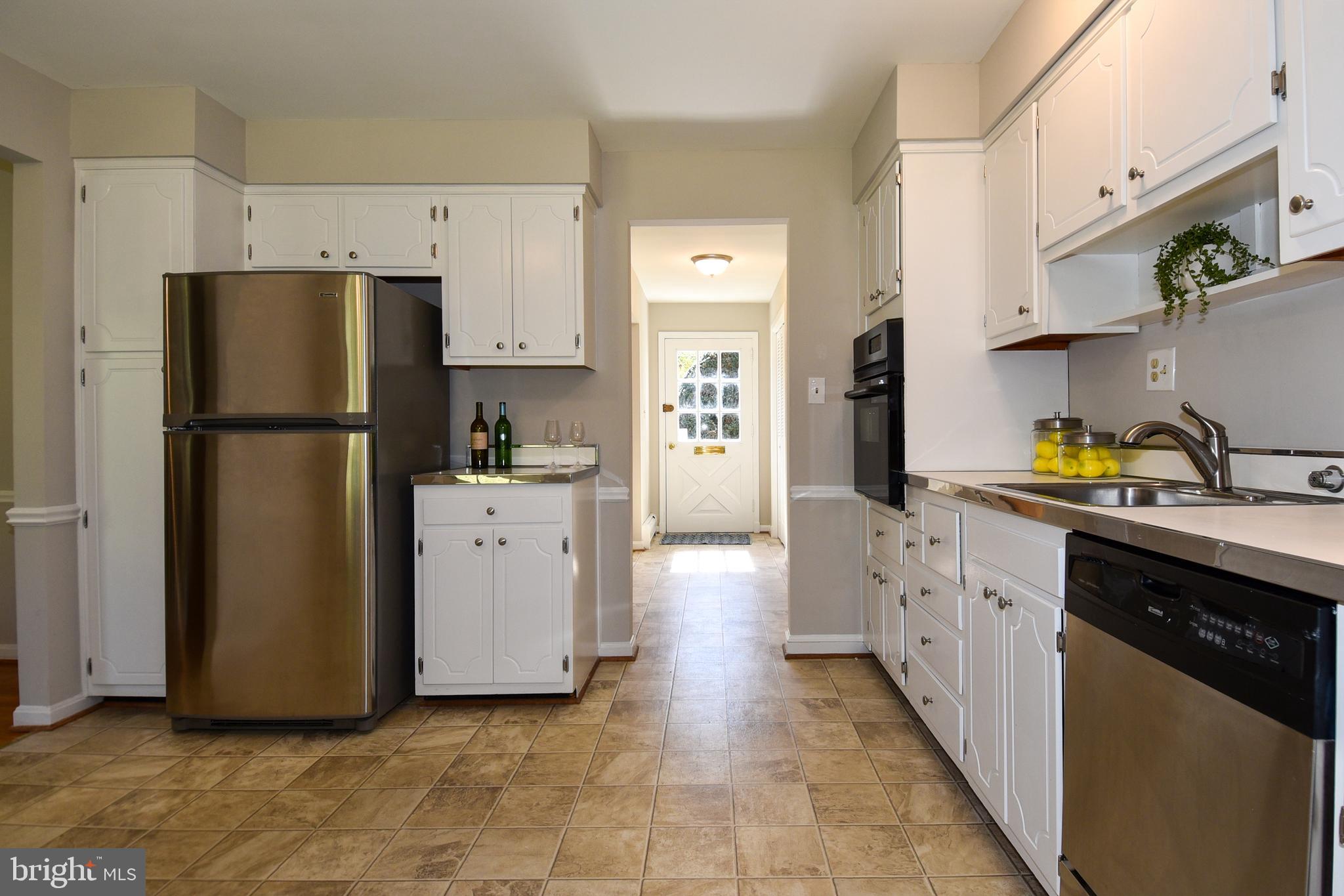 1002 Robroy Drive Silver Spring, MD 20903 - Photo 6 of 37 Gallery Image 6