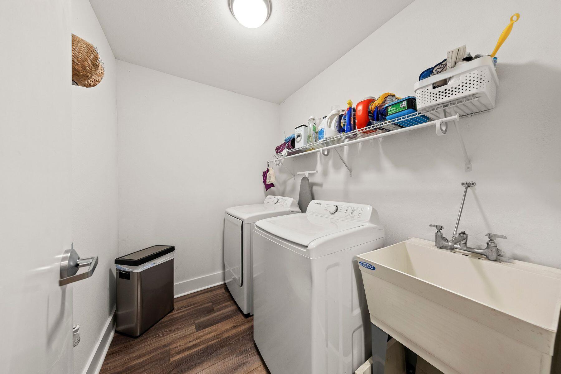 736 Comanche Drive Fort Walton Beach, FL 32547 - Photo 33 of 49 a utility room with dryer and washer