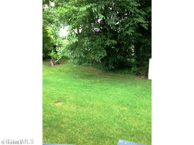 424 Shadybrook Road High Point, NC 27265 - Photo 14 of 16 Yard/Garden.