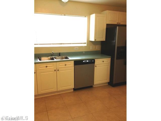 424 Shadybrook Road High Point, NC 27265 - Photo 3 of 16 Kitchen.