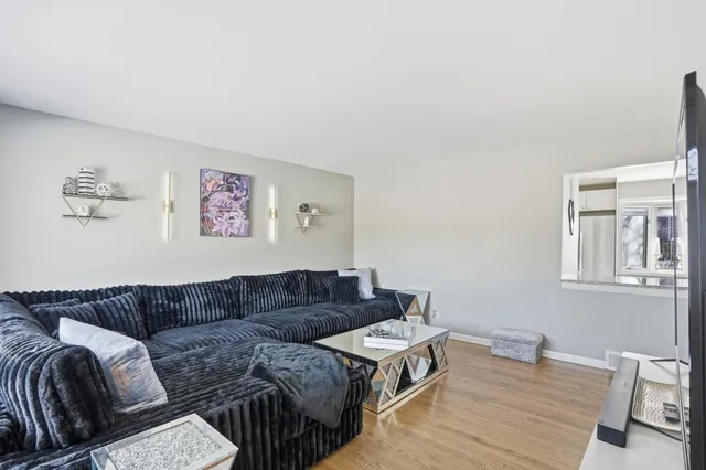 $200,000 | 537 East 161st Place, South Holland, IL 60473