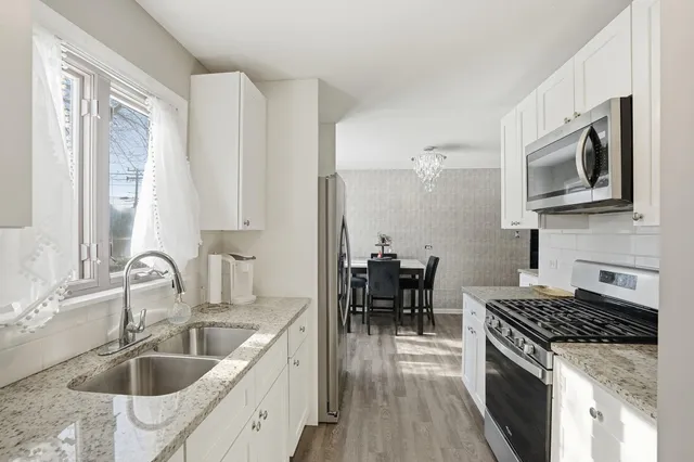 $200,000 | 537 East 161st Place, South Holland, IL 60473