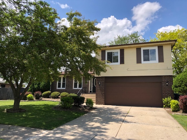 624 Quail Run Road Matteson, IL 60443 - Photo 2 of 30 a front view of a house with garden
