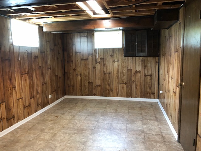 624 Quail Run Road Matteson, IL 60443 - Photo 17 of 30 a view of a hallway with wooden walls