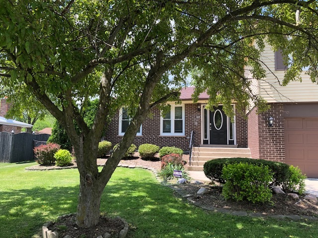 624 Quail Run Road Matteson, IL 60443 - Photo 3 of 30 a front view of a house with garden