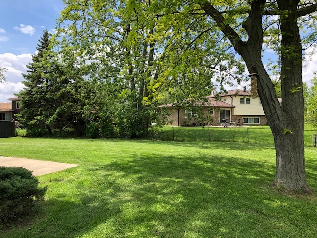 624 Quail Run Road Matteson, IL 60443 - Photo 27 of 30 a view of a trees in a yard