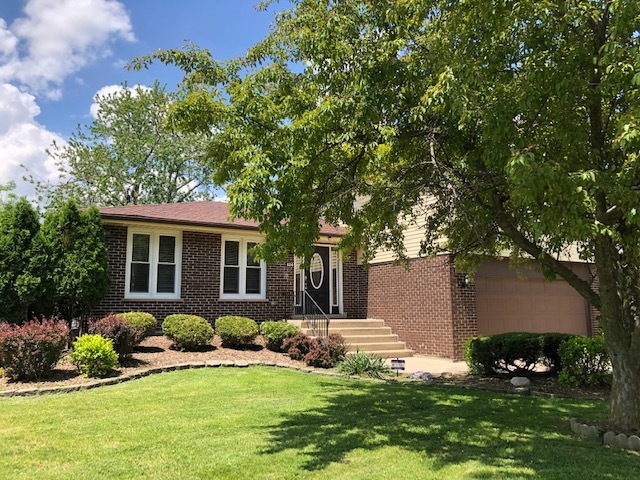 624 Quail Run Road Matteson, IL 60443 - Photo 4 of 30 a front view of house with yard and green space