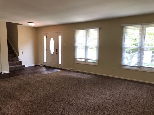 624 Quail Run Road Matteson, IL 60443 - Photo 6 of 30 an empty room with windows