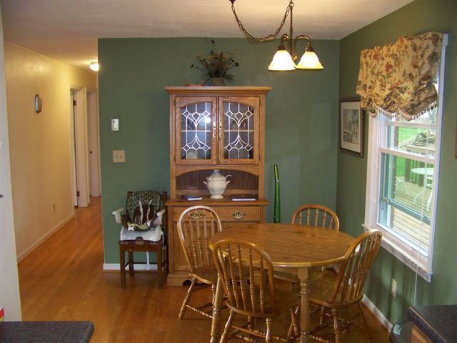 337 Oak Drive Blue Ridge, VA 24064 - Photo 6 of 21 Dining Area