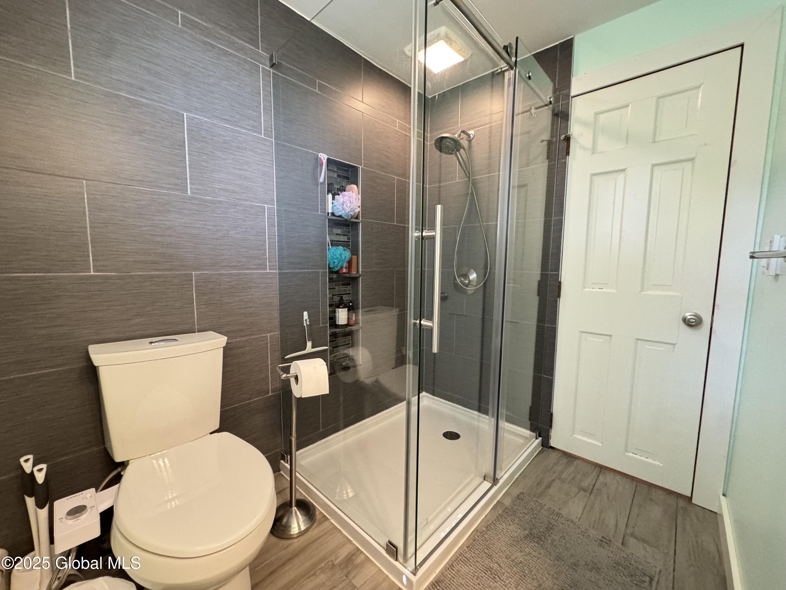 14 Wendom Road Albany, NY 12203 - Photo 11 of 25 14 Wendom Pic bath 1b