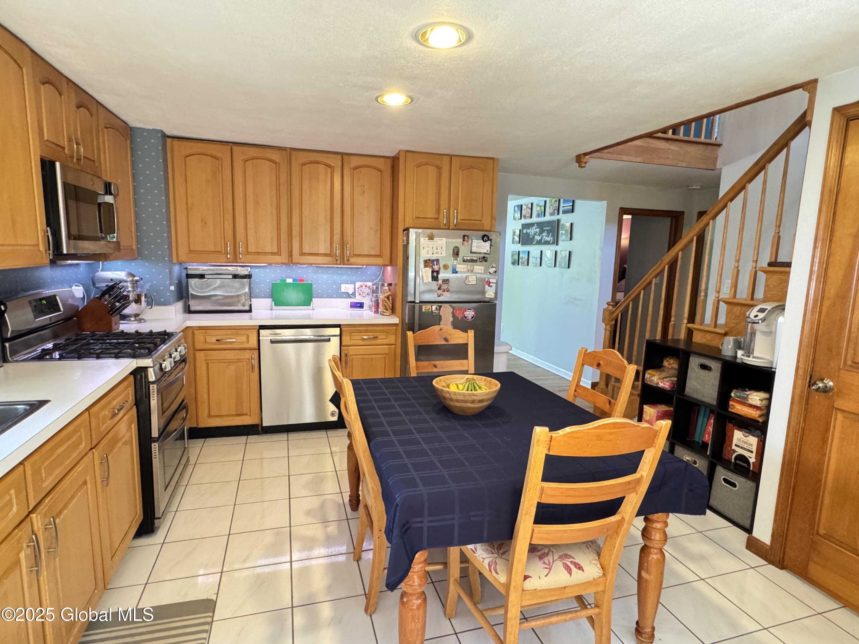 14 Wendom Road Albany, NY 12203 - Photo 7 of 25 14 Wendom Pic kirchen2