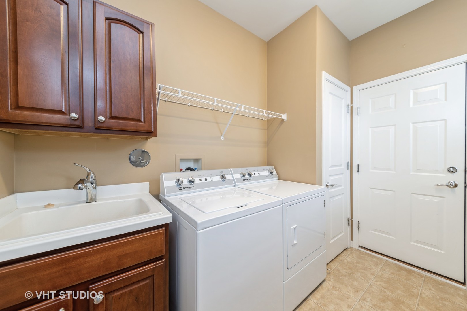 2795 Beacon Point Circle Elgin, IL 60124 - Photo 16 of 28 a utility room with dryer and washer