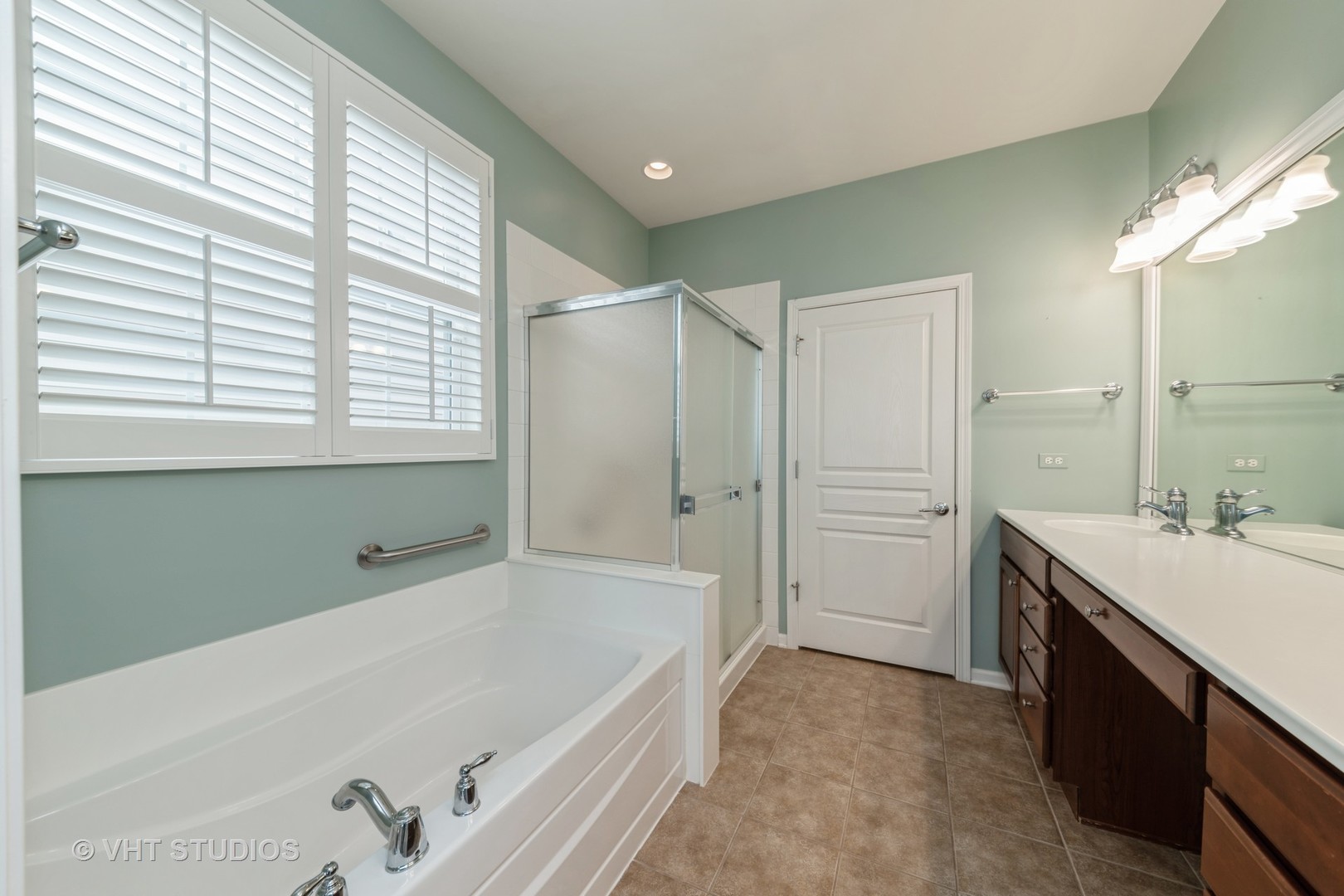 2795 Beacon Point Circle Elgin, IL 60124 - Photo 22 of 28 a spacious bathroom with a tub sink and mirror