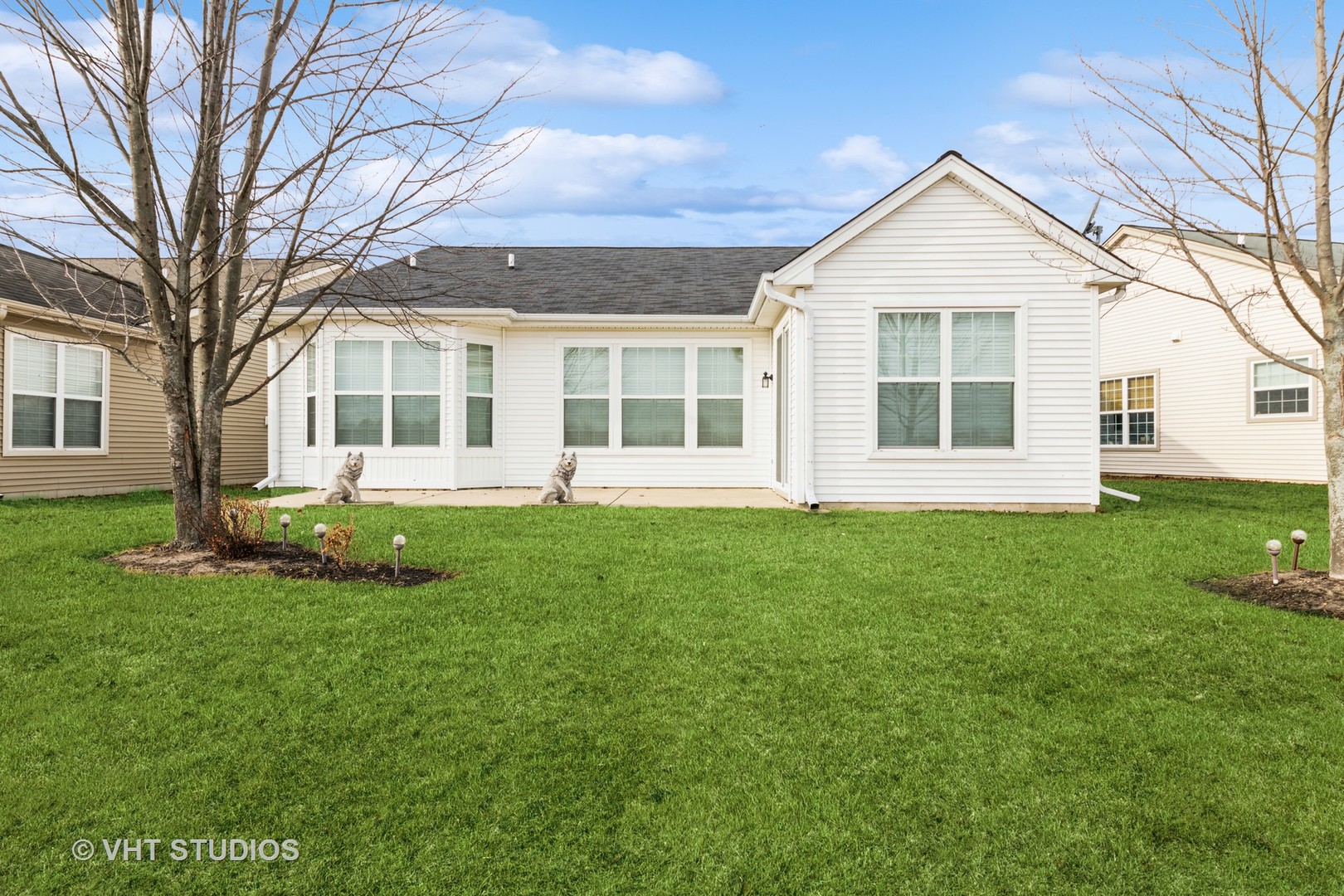 2795 Beacon Point Circle Elgin, IL 60124 - Photo 26 of 28 front view of a house with a yard