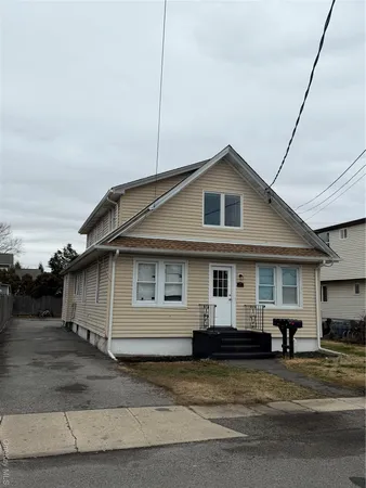 $2,490 | 7 South Atlantic Street, Bay Shore, NY 11706