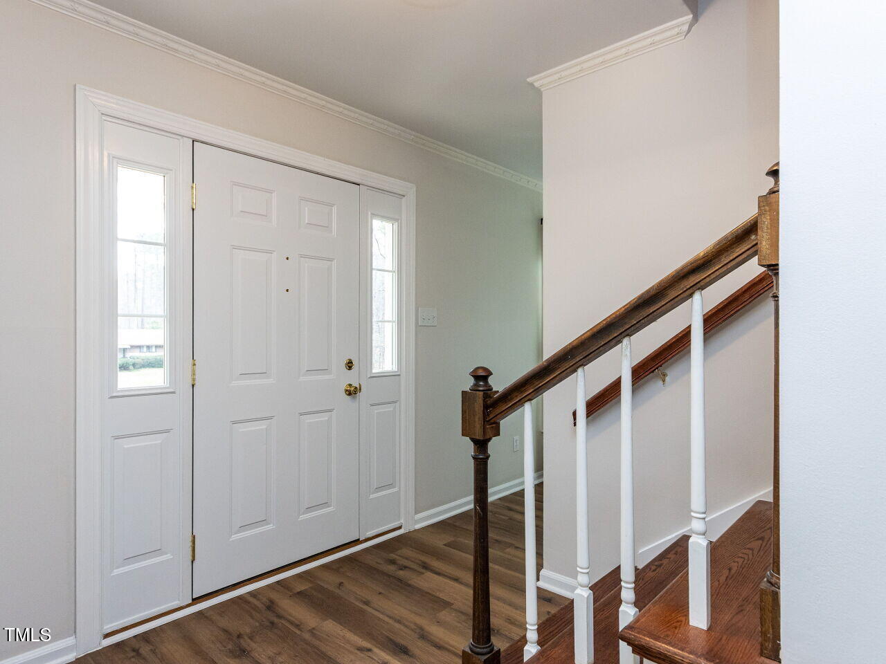 The home features stunning new warm LVP flooring.
